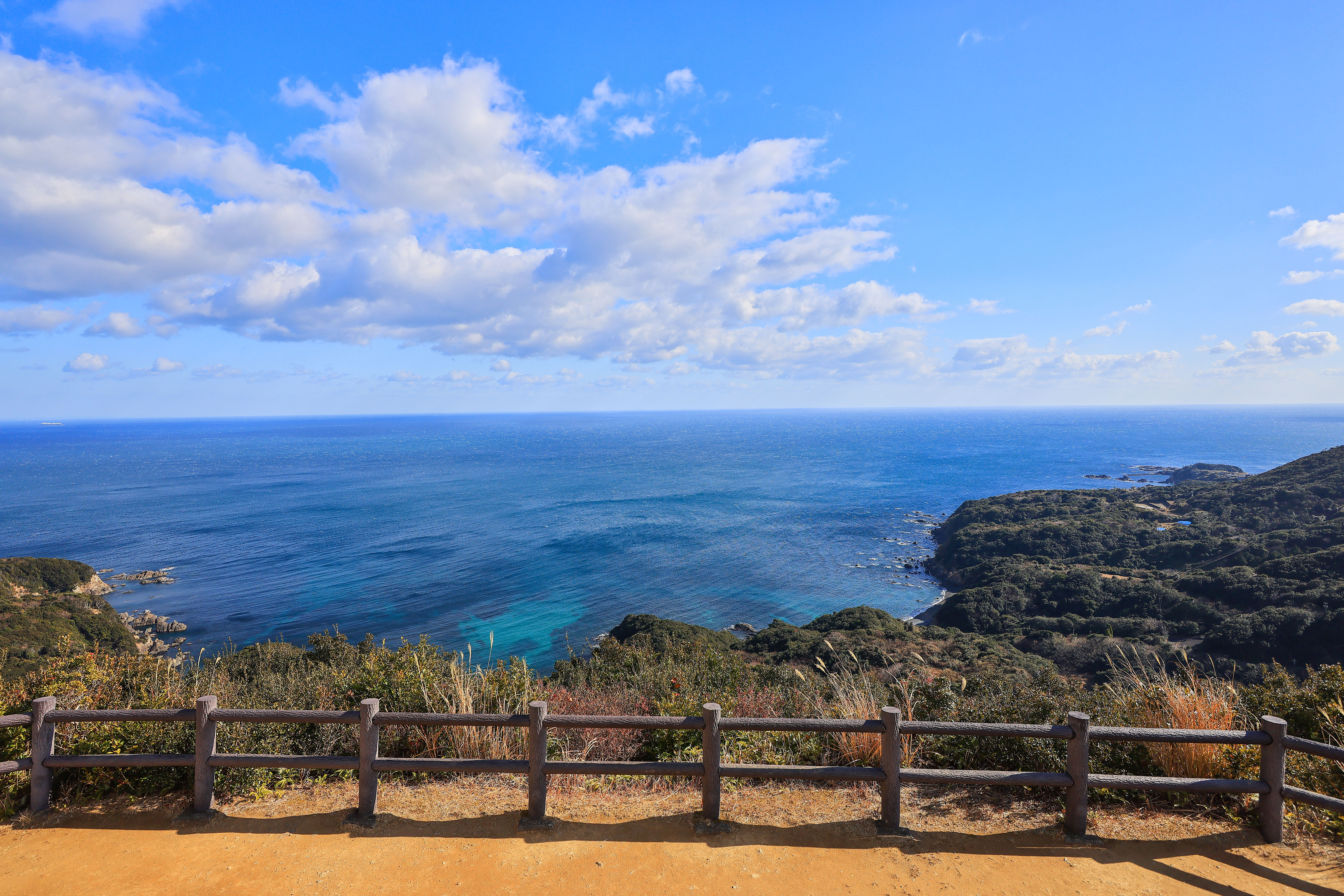 無料壁紙 箱田山園地のデッキから眺める海。PCとデスクトップ壁紙に最適な4K高画質の無料壁紙。三重県鳥羽市の鳥羽展望台で撮影したフリー写真素材