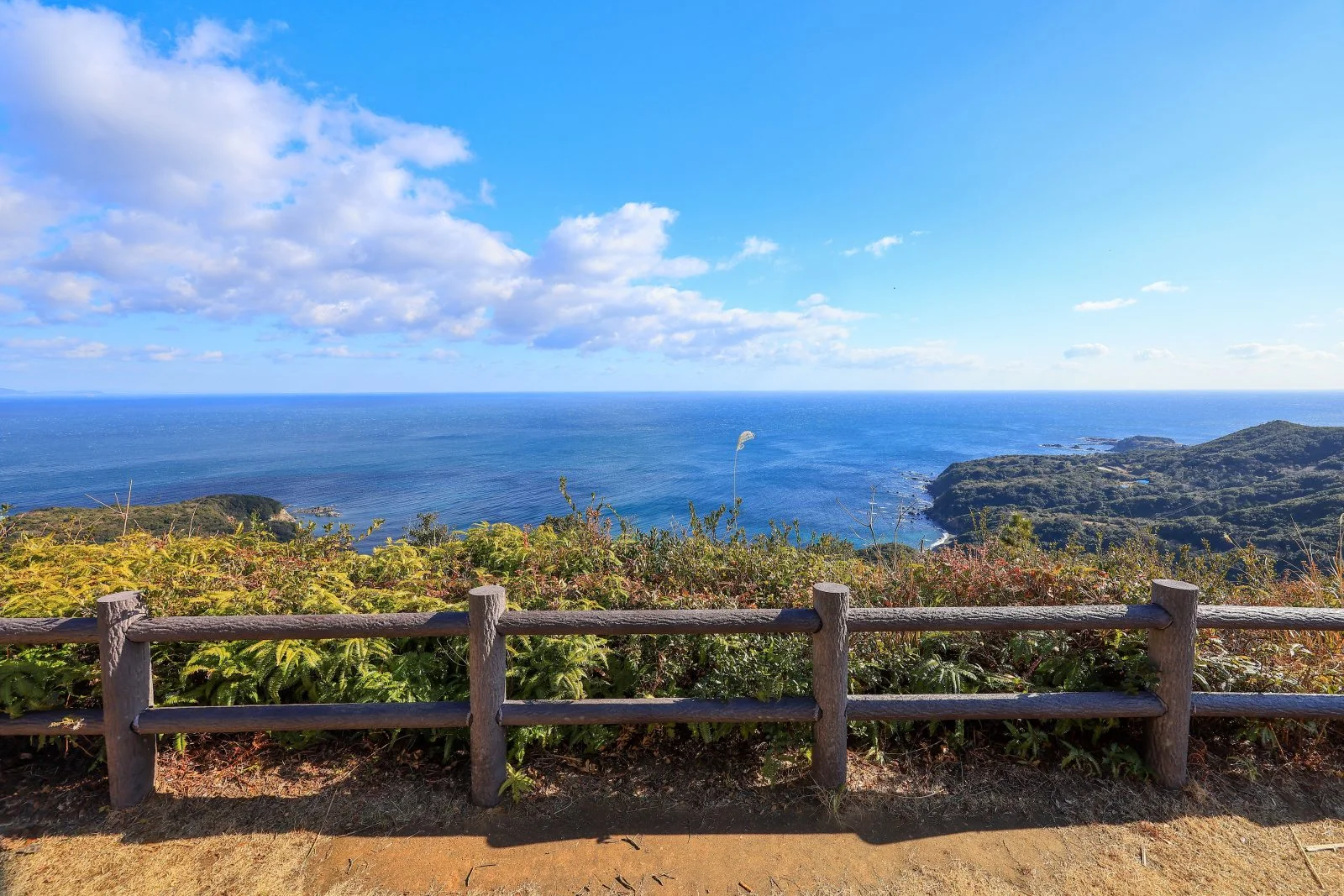 無料壁紙 箱田山園地と美しい海。PCとデスクトップ壁紙に最適な4K高画質の無料壁紙。三重県鳥羽市の鳥羽展望台で撮影したフリー写真素材