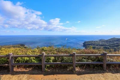 無料壁紙 箱田山園地と美しい海。PCとデスクトップ壁紙に最適な4K高画質の無料壁紙。三重県鳥羽市の鳥羽展望台で撮影したフリー写真素材