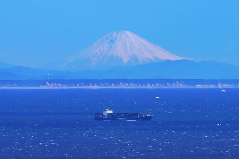 無料壁紙 展望台から眺める積雪の富士山。PCとデスクトップ壁紙に最適な4K高画質の無料壁紙。三重県鳥羽市の鳥羽展望台で撮影したフリー写真素材