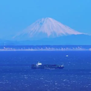 無料壁紙 展望台から眺める積雪の富士山。PCとデスクトップ壁紙に最適な4K高画質の無料壁紙。三重県鳥羽市の鳥羽展望台で撮影したフリー写真素材