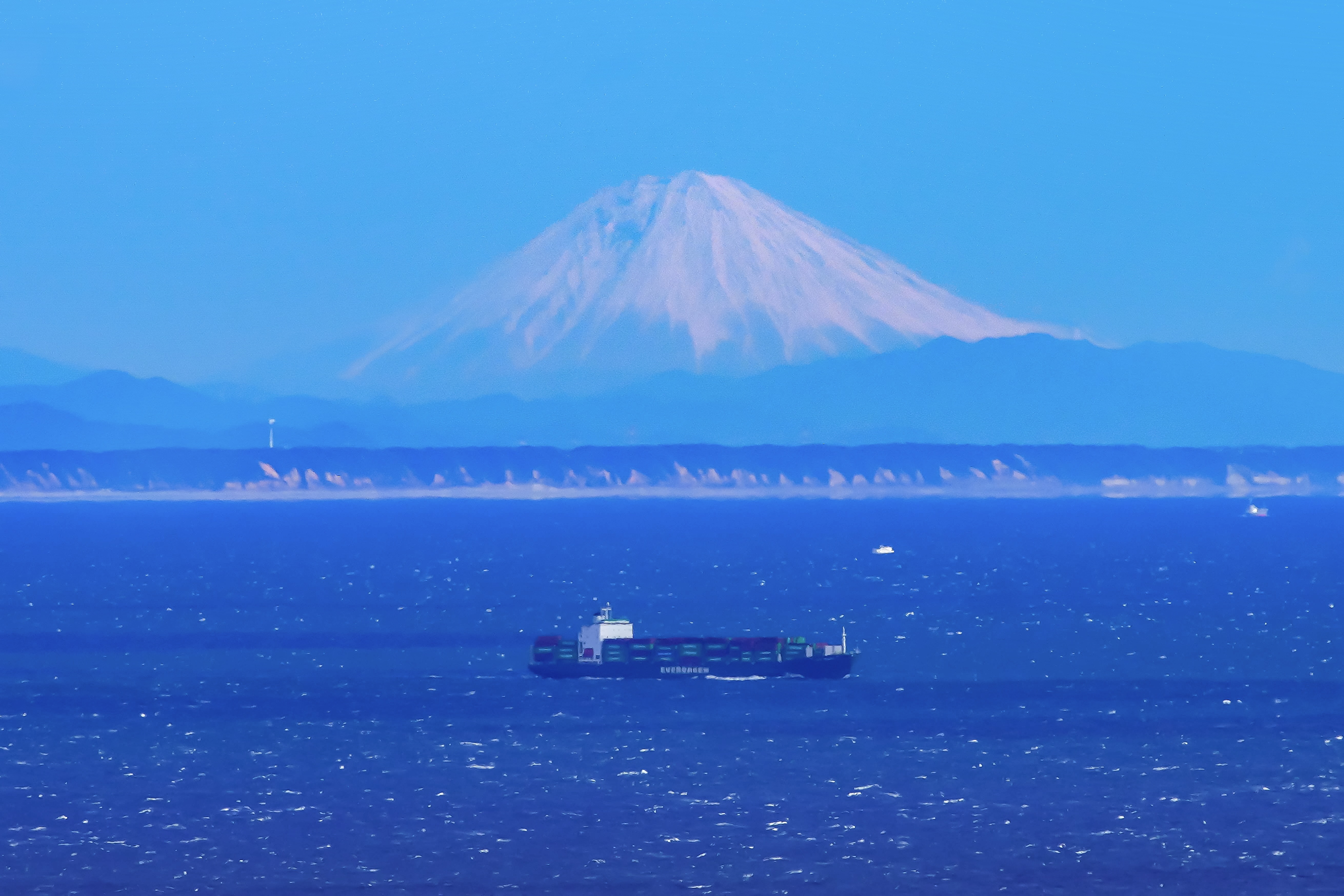 無料壁紙 展望台から眺める積雪の富士山。PCとデスクトップ壁紙に最適な4K高画質の無料壁紙。三重県鳥羽市の鳥羽展望台で撮影したフリー写真素材