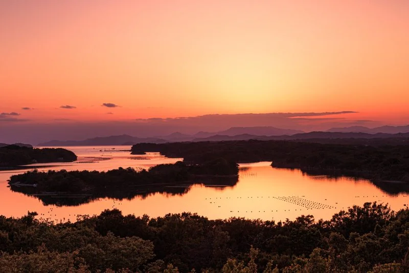 無料壁紙 春の夕焼け。PCとデスクトップ壁紙に最適な4K高画質の無料壁紙。三重県志摩市のともやま公園（桐垣展望台）で撮影したフリー写真素材