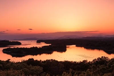 無料壁紙 春の夕焼け。PCとデスクトップ壁紙に最適な4K高画質の無料壁紙。三重県志摩市のともやま公園（桐垣展望台）で撮影したフリー写真素材