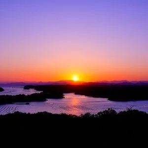 無料壁紙 リアス式海岸のマジックアワー。PCとデスクトップ壁紙に最適な4K高画質の無料壁紙。三重県志摩市のともやま公園（桐垣展望台）で撮影したフリー写真素材