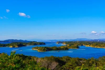 無料壁紙 ともやま公園からの青い海。PCとデスクトップ壁紙に最適な4K高画質の無料壁紙。三重県志摩市のともやま公園（桐垣展望台）で撮影したフリー写真素材