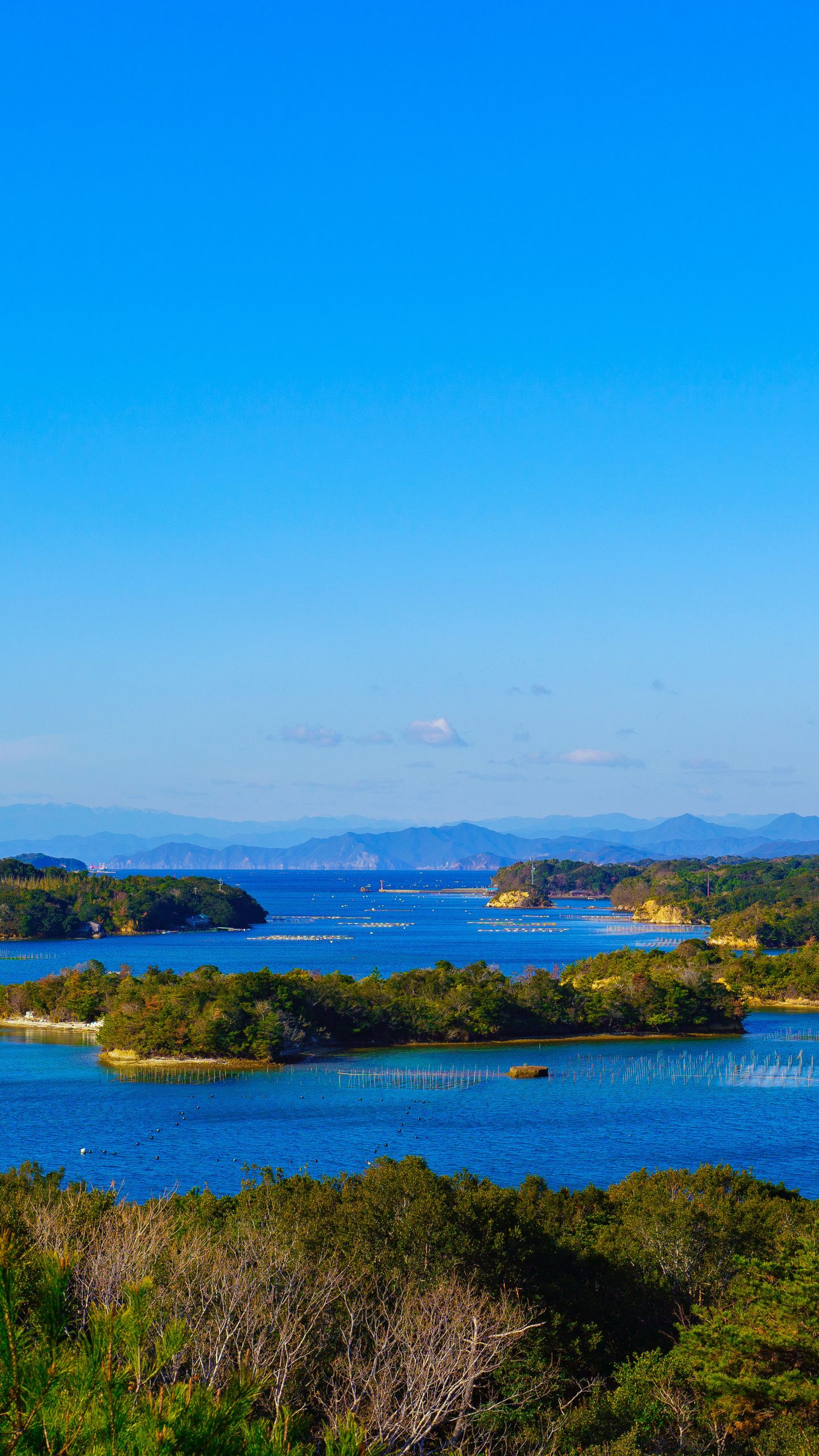 無料壁紙 ともやま公園からの青い海。PCとデスクトップ壁紙に最適な4K高画質の無料壁紙。三重県志摩市のともやま公園(桐垣展望台)で撮影したフリー写真素材