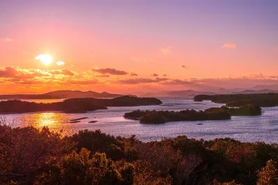 無料壁紙 真冬の夕焼け。PCとデスクトップ壁紙に最適な4K高画質の無料壁紙。三重県志摩市のともやま公園（桐垣展望台）で撮影したフリー写真素材