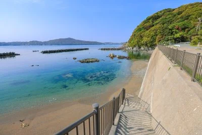 無料壁紙 和具サンシャインビーチ近くの海岸へと降りれる階段。PCとデスクトップ壁紙に最適な4K高画質の無料壁紙。三重県鳥羽市の答志島で撮影したフリー写真素材