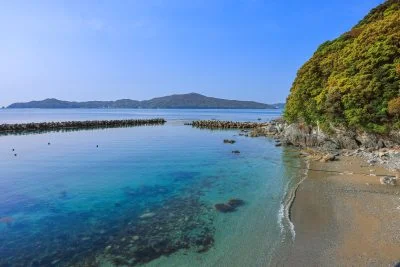 無料壁紙 和具サンシャインビーチ近くの海を道路沿いから眺める。PCとデスクトップ壁紙に最適な4K高画質の無料壁紙。三重県鳥羽市の答志島で撮影したフリー写真素材