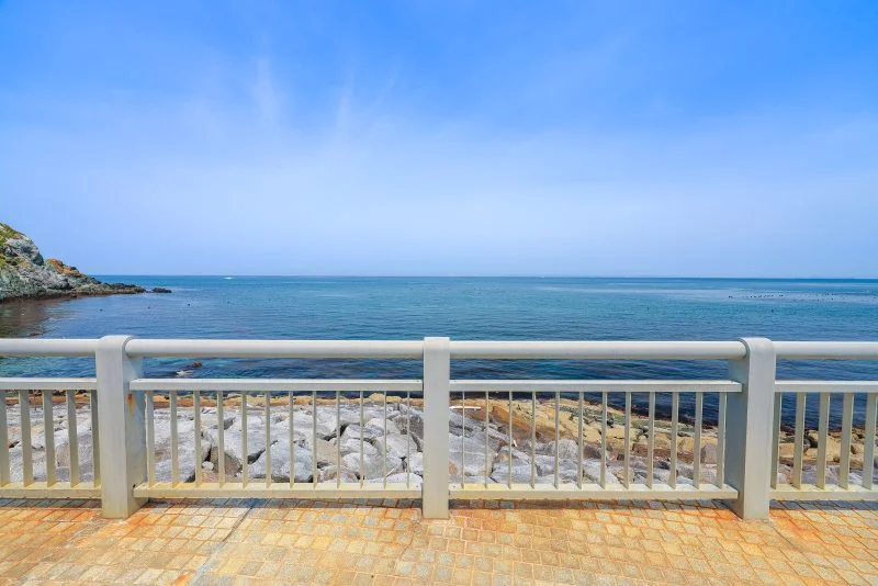 無料壁紙 白浜海水浴場近くの遊歩道。PCとデスクトップ壁紙に最適な4K高画質の無料壁紙。三重県鳥羽市の答志島で撮影したフリー写真素材