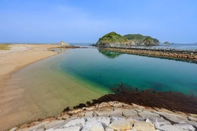 無料壁紙 白浜海水浴場。PCとデスクトップ壁紙に最適な4K高画質の無料壁紙。三重県鳥羽市の答志島で撮影したフリー写真素材