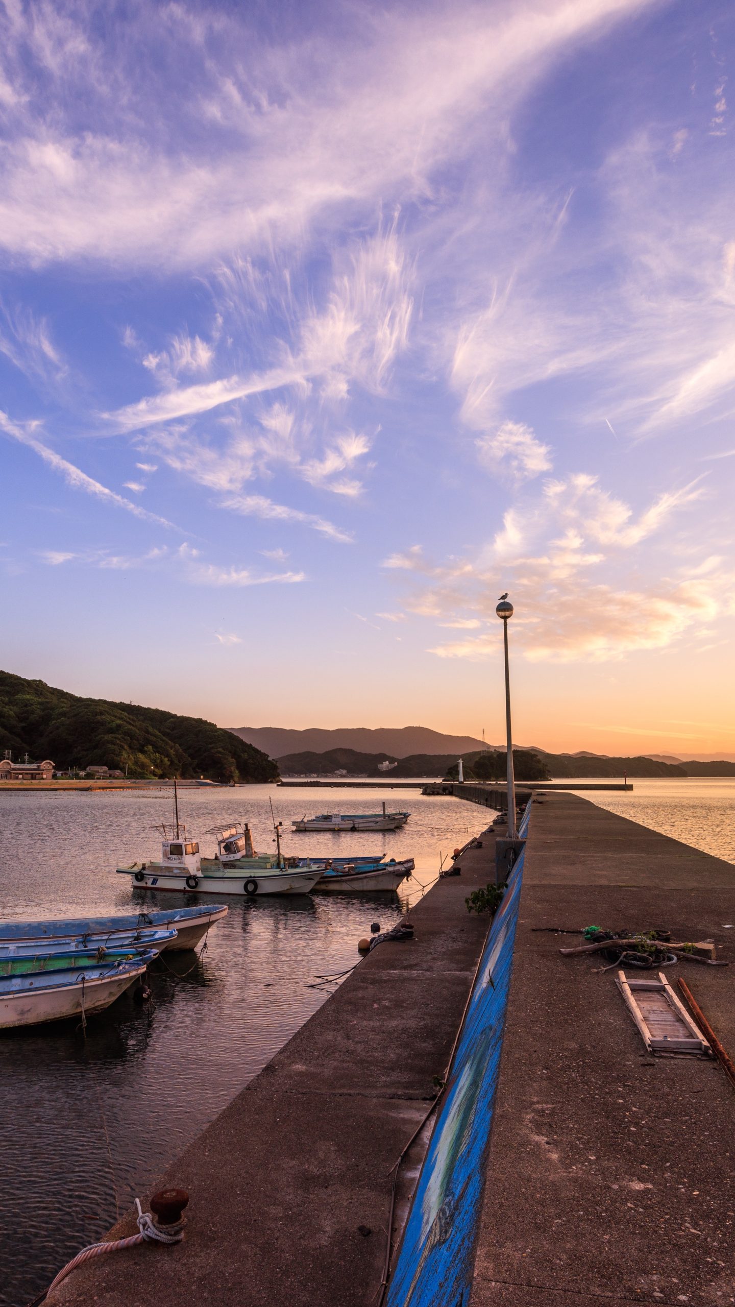 桃取の堤防から眺める夕焼けと停泊する船(三重県鳥羽市・答志島)