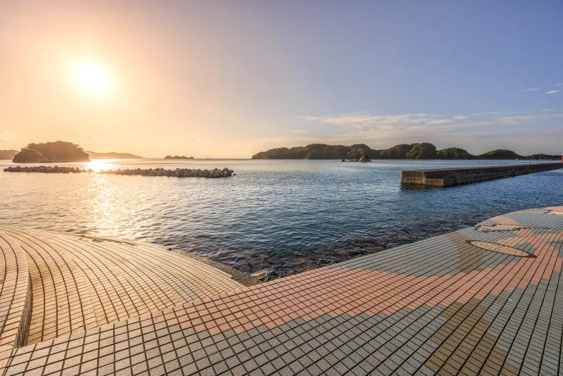 無料壁紙 サンビーチ桃取から眺める夕焼け。PCとデスクトップ壁紙に最適な4K高画質の無料壁紙。三重県鳥羽市の答志島で撮影したフリー写真素材
