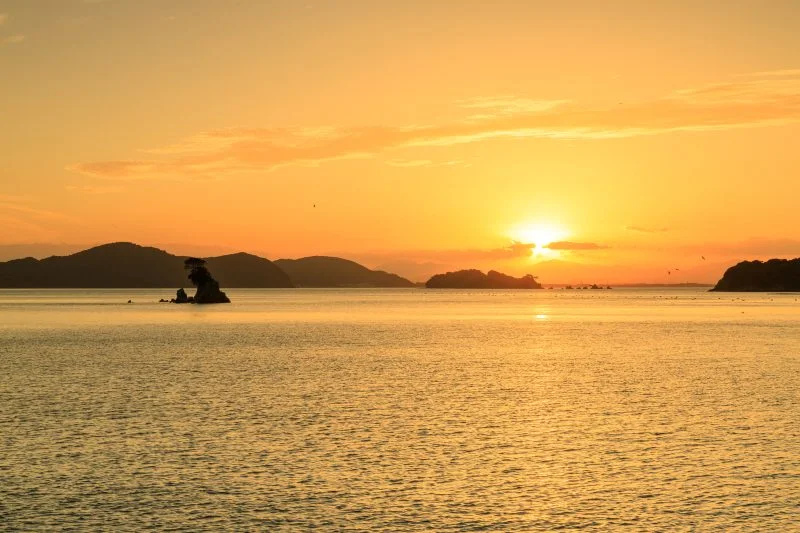 無料壁紙 桃取港からの夕焼けと浮島。PCとデスクトップ壁紙に最適な4K高画質の無料壁紙。三重県鳥羽市の答志島で撮影したフリー写真素材