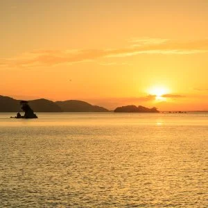 無料壁紙 桃取港からの夕焼けと浮島。PCとデスクトップ壁紙に最適な4K高画質の無料壁紙。三重県鳥羽市の答志島で撮影したフリー写真素材