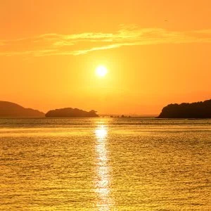 無料壁紙 桃取から眺める雄大な夕日。PCとデスクトップ壁紙に最適な4K高画質の無料壁紙。三重県鳥羽市の答志島で撮影したフリー写真素材