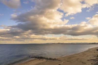 無料壁紙 海辺。PCとデスクトップ壁紙に最適な4K高画質の無料壁紙。三重県津市の津なぎさまちで撮影したフリー写真素材