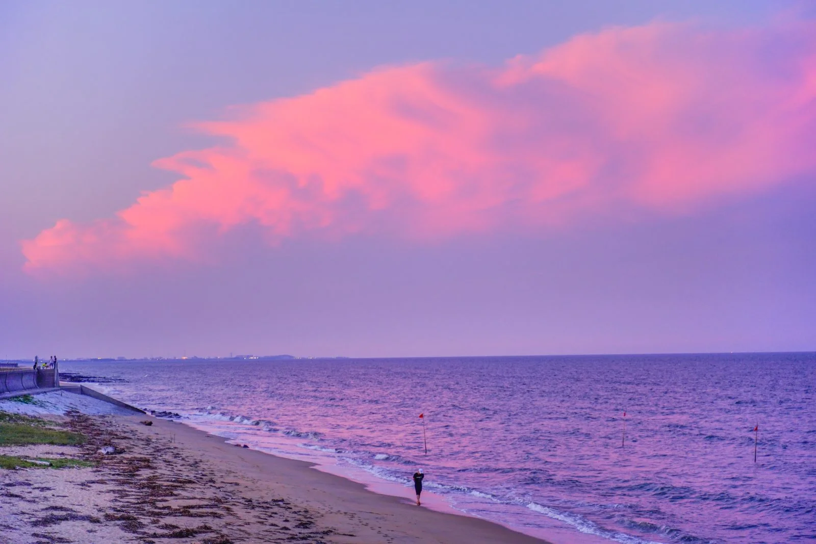 無料壁紙 夕焼けさんぽ。PCとデスクトップ壁紙に最適な4K高画質の無料壁紙。三重県津市の津なぎさまちで撮影したフリー写真素材