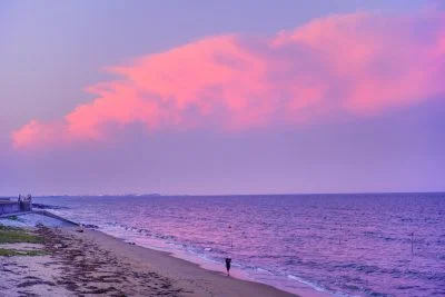 無料壁紙 夕焼けさんぽ。PCとデスクトップ壁紙に最適な4K高画質の無料壁紙。三重県津市の津なぎさまちで撮影したフリー写真素材