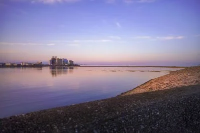 無料壁紙 製油工場とマジックアワー。PCとデスクトップ壁紙に最適な4K高画質の無料壁紙。三重県松阪市の海の上の展望台で撮影したフリー写真素材