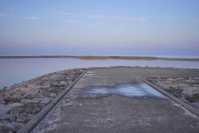 無料壁紙 海の上のステージ。PCとデスクトップ壁紙に最適な4K高画質の無料壁紙。三重県松阪市の海の上の展望台で撮影したフリー写真素材