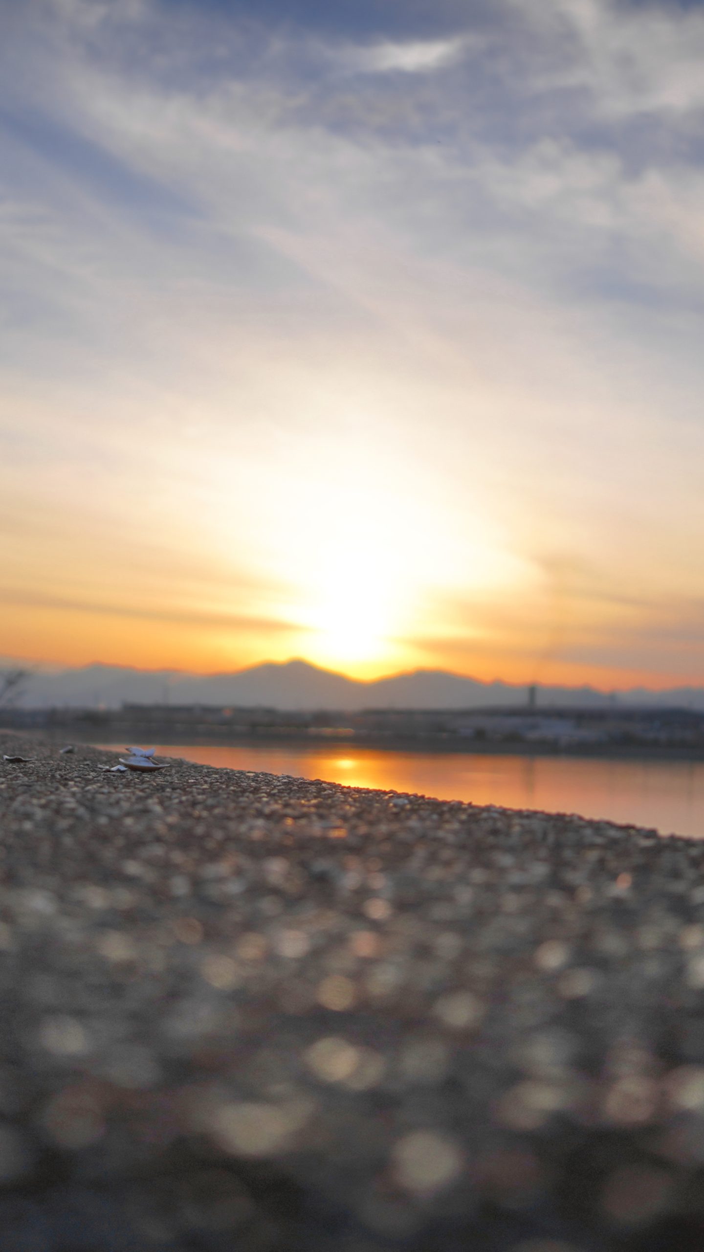 無料壁紙 夕焼けに煌めく堤防。PCとデスクトップ壁紙に最適な4K高画質の無料壁紙。三重県松阪市の海の上の展望台で撮影したフリー写真素材