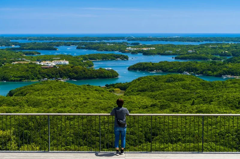 無料壁紙 初夏の英虞湾を望む。PCとデスクトップ壁紙に最適な4K高画質の無料壁紙。三重県志摩市の横山展望台で撮影したフリー写真素材