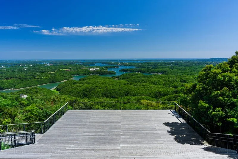 無料壁紙 初夏のカフェテラス。PCとデスクトップ壁紙に最適な4K高画質の無料壁紙。三重県志摩市の横山展望台で撮影したフリー写真素材