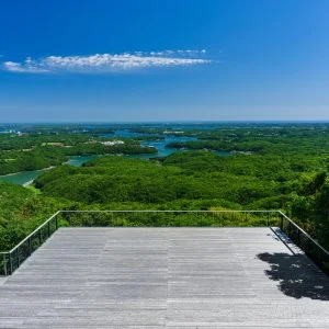 無料壁紙 初夏のカフェテラス。PCとデスクトップ壁紙に最適な4K高画質の無料壁紙。三重県志摩市の横山展望台で撮影したフリー写真素材