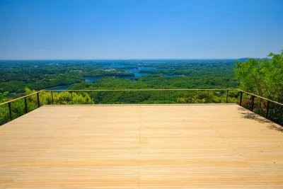 無料壁紙 出来たてホヤホヤの天空カフェテラス。PCとデスクトップ壁紙に最適な4K高画質の無料壁紙。三重県志摩市の横山展望台で撮影したフリー写真素材