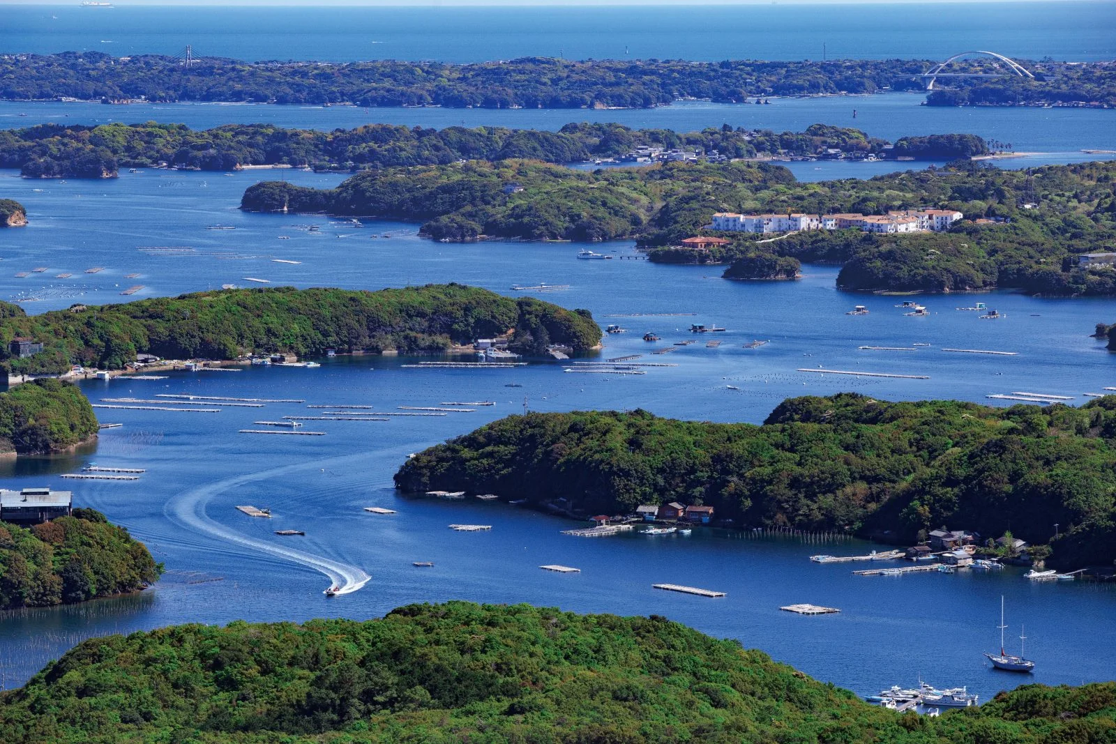 無料壁紙 英虞湾を遊泳するボート。PCとデスクトップ壁紙に最適な4K高画質の無料壁紙。三重県志摩市の横山展望台で撮影したフリー写真素材