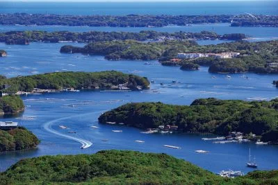 無料壁紙 英虞湾を遊泳するボート。PCとデスクトップ壁紙に最適な4K高画質の無料壁紙。三重県志摩市の横山展望台で撮影したフリー写真素材