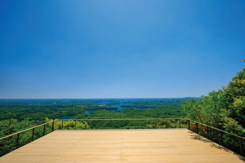 無料壁紙 青空と天空カフェテラス。PCとデスクトップ壁紙に最適な4K高画質の無料壁紙。三重県志摩市の横山展望台で撮影したフリー写真素材