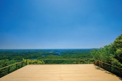 無料壁紙 青空と天空カフェテラス。PCとデスクトップ壁紙に最適な4K高画質の無料壁紙。三重県志摩市の横山展望台で撮影したフリー写真素材