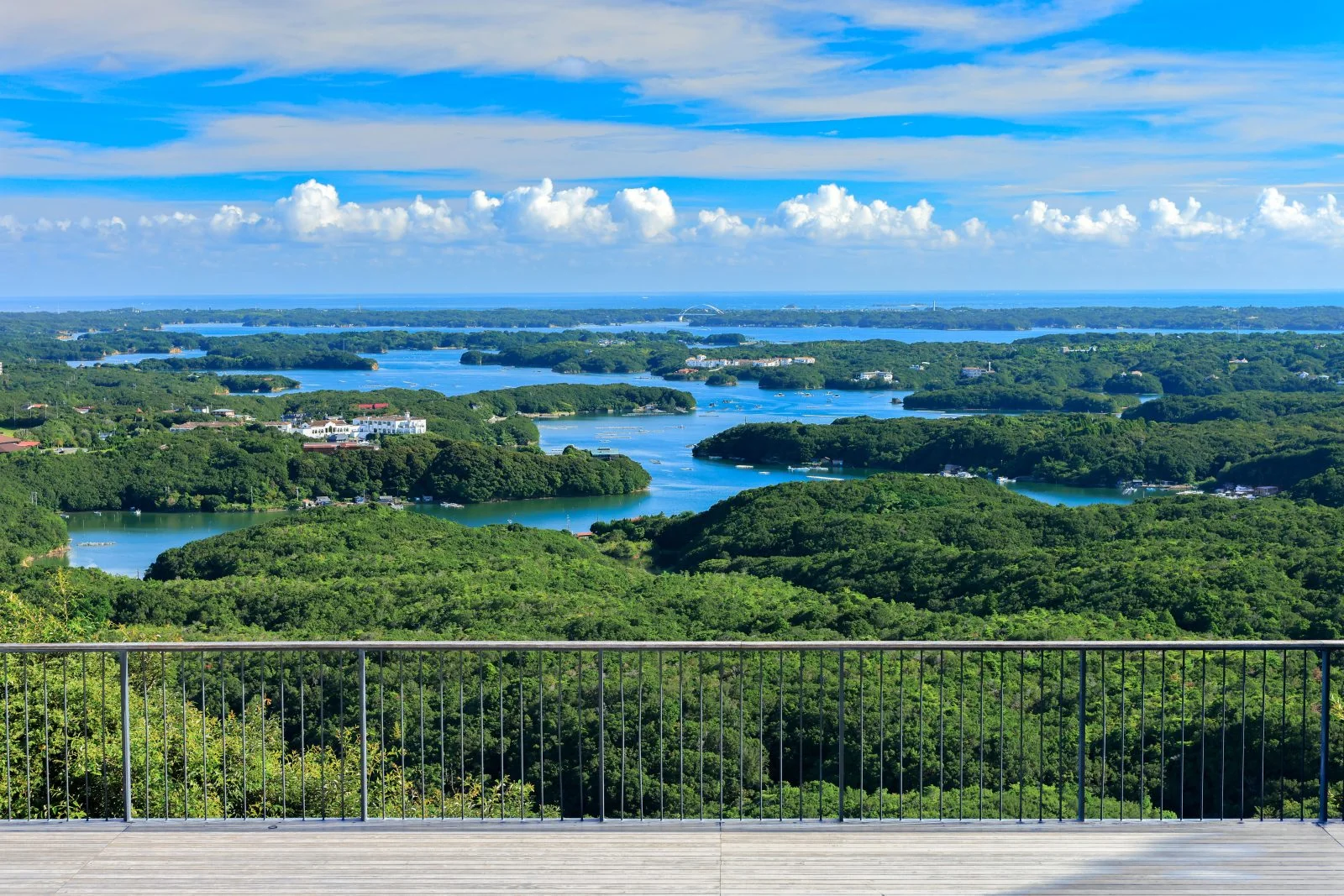 無料壁紙 夏雲と英虞湾と展望デッキ。PCとデスクトップ壁紙に最適な4K高画質の無料壁紙。三重県志摩市の横山展望台で撮影したフリー写真素材