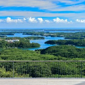 無料壁紙 夏雲と英虞湾と展望デッキ。PCとデスクトップ壁紙に最適な4K高画質の無料壁紙。三重県志摩市の横山展望台で撮影したフリー写真素材