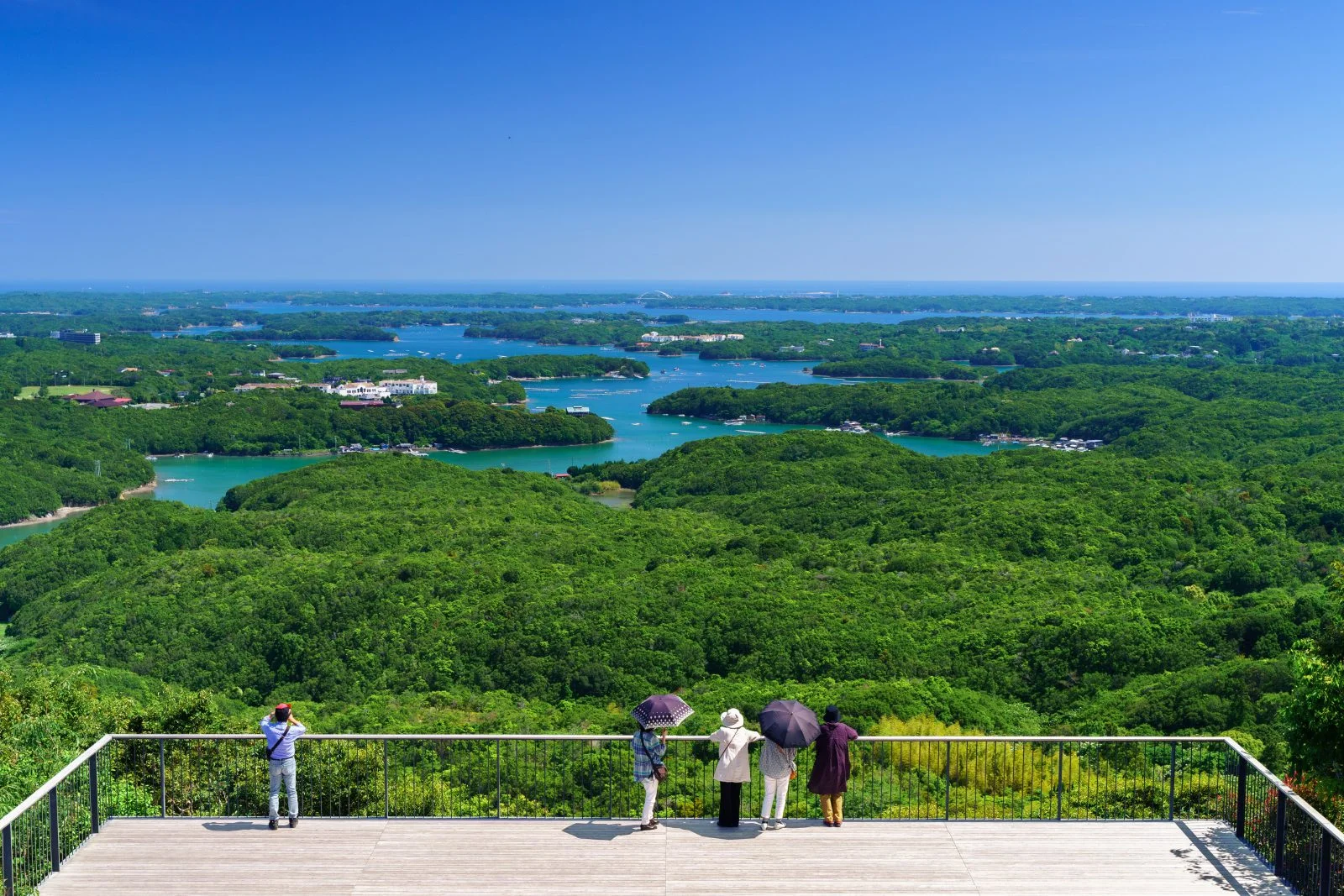 無料壁紙 英虞湾を眺める人。PCとデスクトップ壁紙に最適な4K高画質の無料壁紙。三重県志摩市の横山展望台で撮影したフリー写真素材