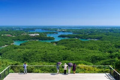 無料壁紙 英虞湾を眺める人。PCとデスクトップ壁紙に最適な4K高画質の無料壁紙。三重県志摩市の横山展望台で撮影したフリー写真素材