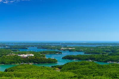 無料壁紙 初夏の英虞湾と青空。PCとデスクトップ壁紙に最適な4K高画質の無料壁紙。三重県志摩市の横山展望台で撮影したフリー写真素材