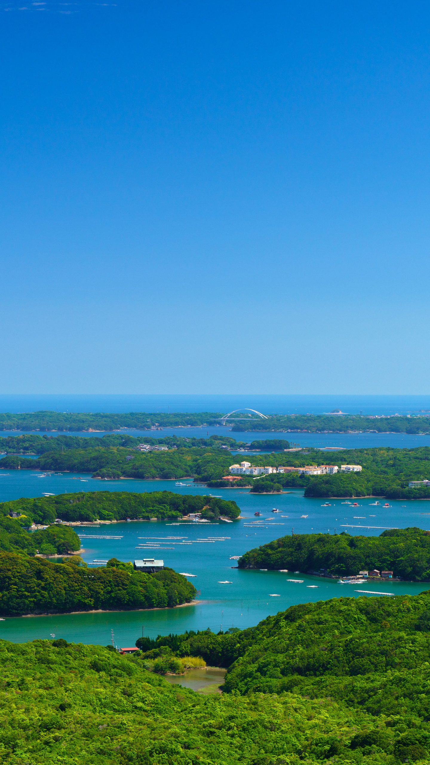 無料壁紙 初夏の英虞湾と青空。PCとデスクトップ壁紙に最適な4K高画質の無料壁紙。三重県志摩市の横山展望台で撮影したフリー写真素材