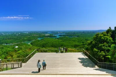 無料壁紙 展望デッキを歩く人。PCとデスクトップ壁紙に最適な4K高画質の無料壁紙。三重県志摩市の横山展望台で撮影したフリー写真素材