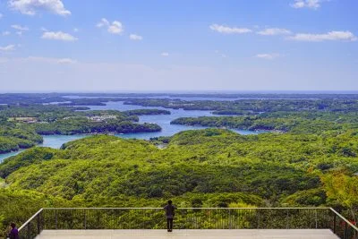 無料壁紙 横山天空カフェテラス。PCとデスクトップ壁紙に最適な4K高画質の無料壁紙。三重県志摩市の横山展望台で撮影したフリー写真素材