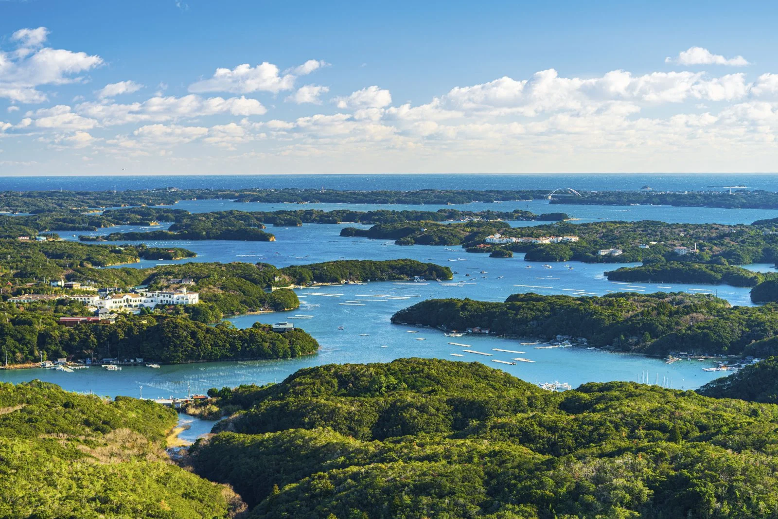 無料壁紙 青く美しい英虞湾。PCとデスクトップ壁紙に最適な4K高画質の無料壁紙。三重県志摩市の横山展望台で撮影したフリー写真素材