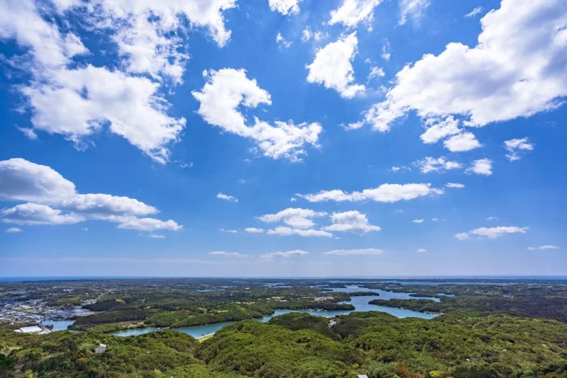 無料壁紙 夏の雲と英虞湾の島々。PCとデスクトップ壁紙に最適な4K高画質の無料壁紙。三重県志摩市の横山展望台で撮影したフリー写真素材