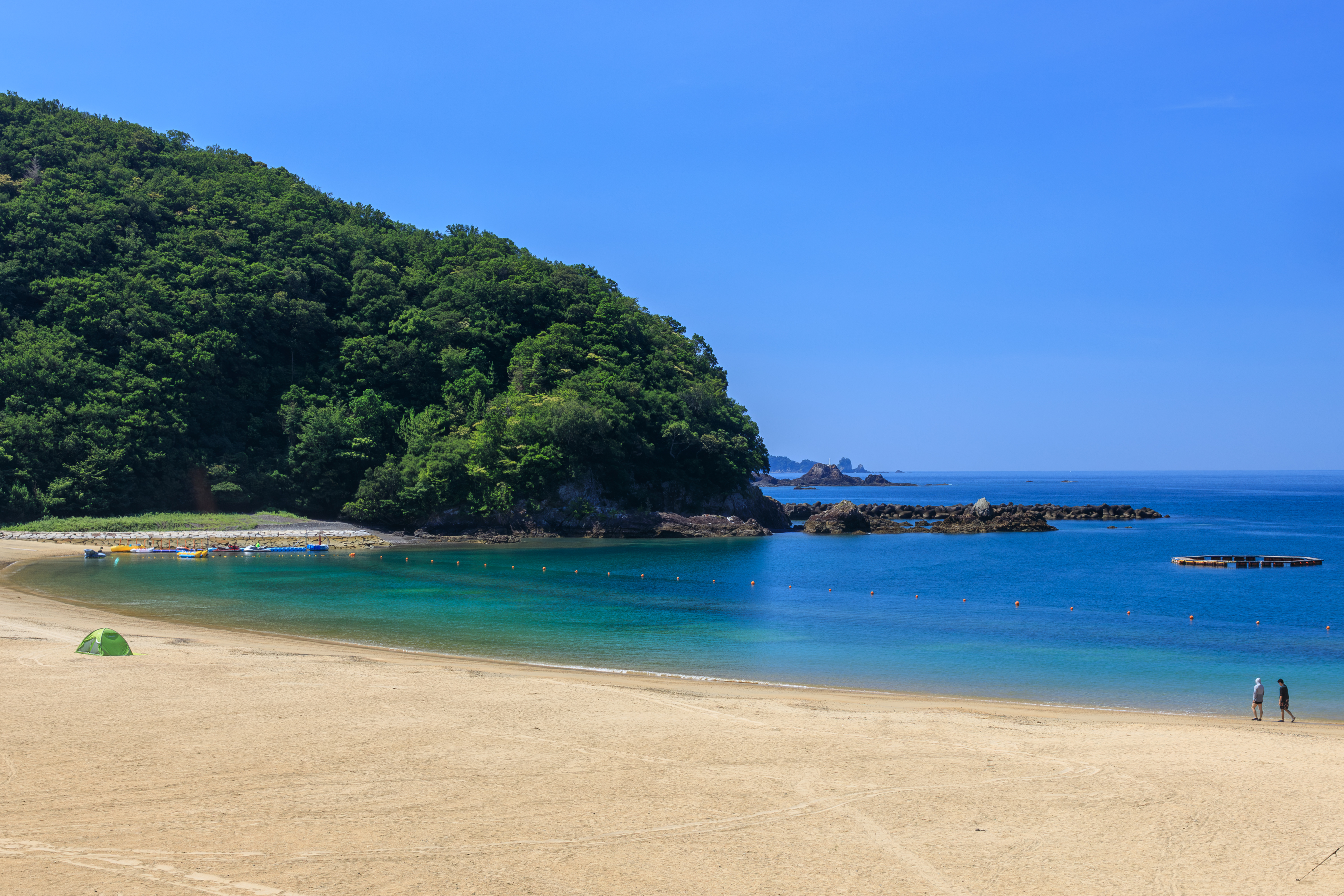 無料壁紙 城ノ浜ビーチと白浜。PCとデスクトップ壁紙に最適な4K高画質の無料壁紙。三重県紀北町の城ノ浜プール&ビーチで撮影したフリー写真素材