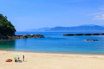 無料壁紙 蒼く美しい城ノ浜ビーチ。PCとデスクトップ壁紙に最適な4K高画質の無料壁紙。三重県紀北町の城ノ浜プール＆ビーチで撮影したフリー写真素材