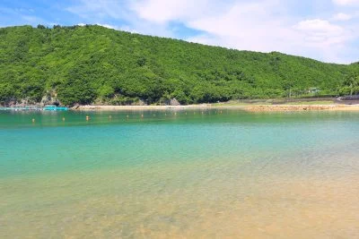 無料壁紙 透明度抜群のビーチ。PCとデスクトップ壁紙に最適な4K高画質の無料壁紙。三重県紀北町の城ノ浜プール＆ビーチで撮影したフリー写真素材