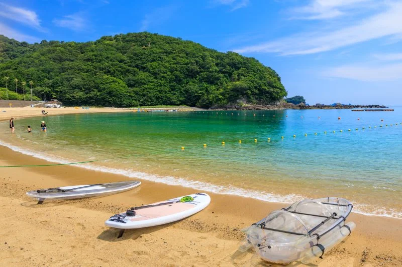 無料壁紙 海水浴で賑わうビーチ。PCとデスクトップ壁紙に最適な4K高画質の無料壁紙。三重県紀北町の城ノ浜プール＆ビーチで撮影したフリー写真素材