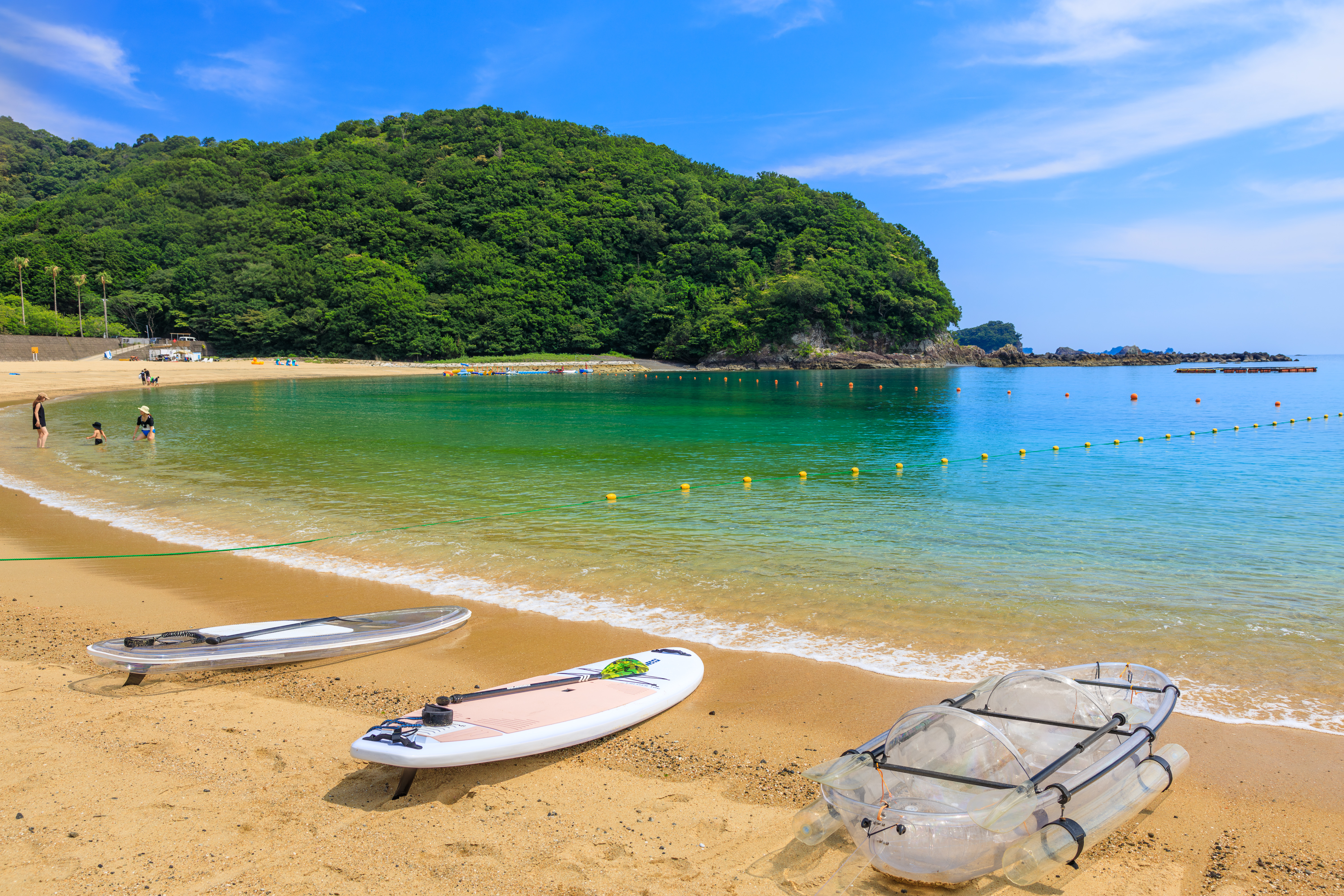 無料壁紙 海水浴で賑わうビーチ。PCとデスクトップ壁紙に最適な4K高画質の無料壁紙。三重県紀北町の城ノ浜プール&ビーチで撮影したフリー写真素材